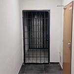 mříž místo dveří mříž místo dveří