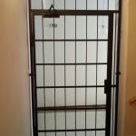 otvírací mříž černá se zavíračem otvírací mříž černá se zavíračem